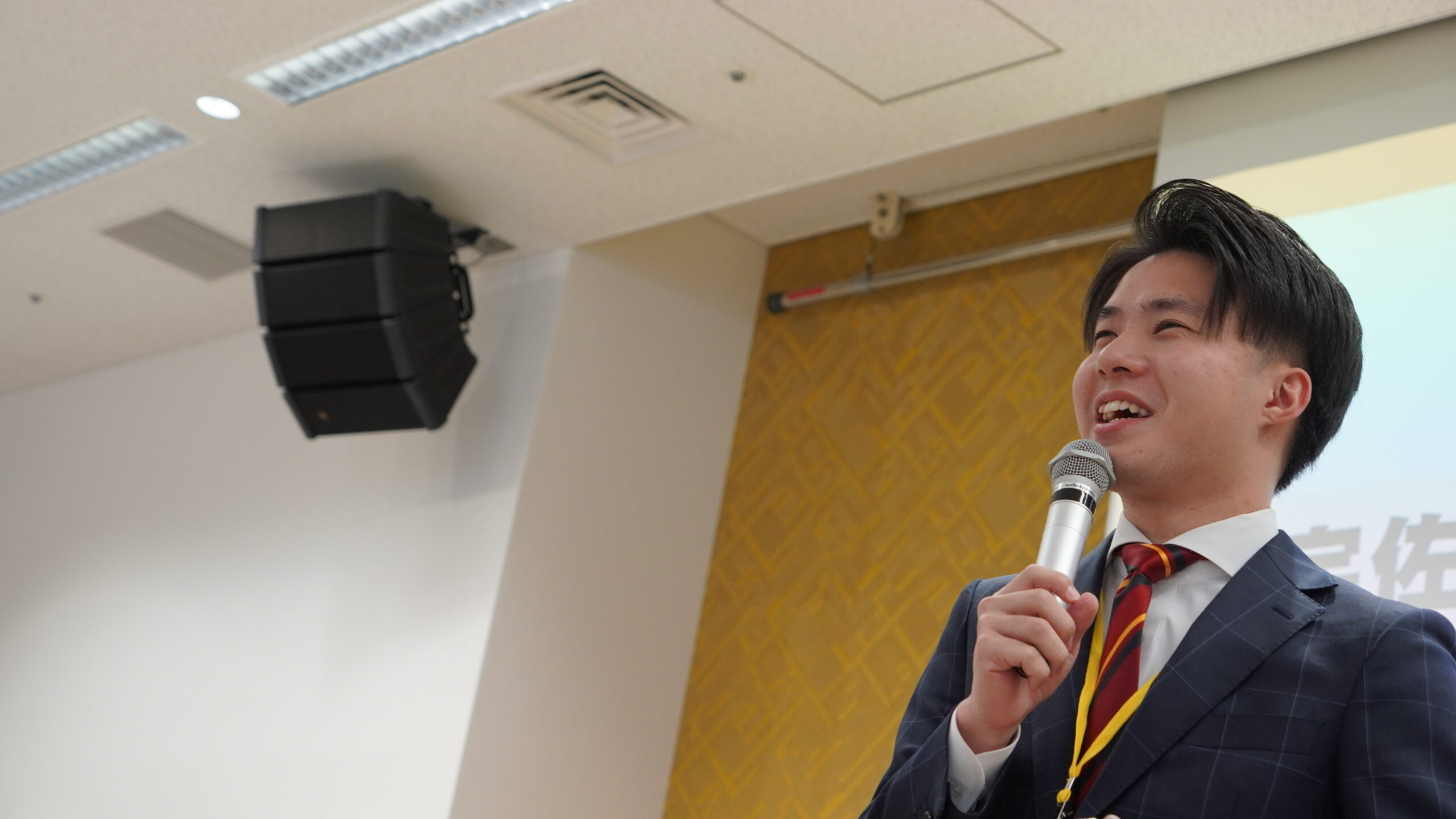 マイクを手に話す講師